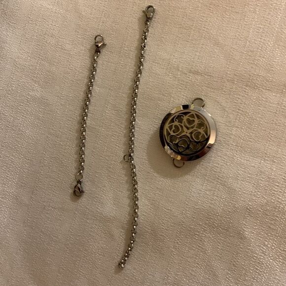 Stainless steel essential oils bracelet/locket with eight pads for your oils. - Picture 6 of 6